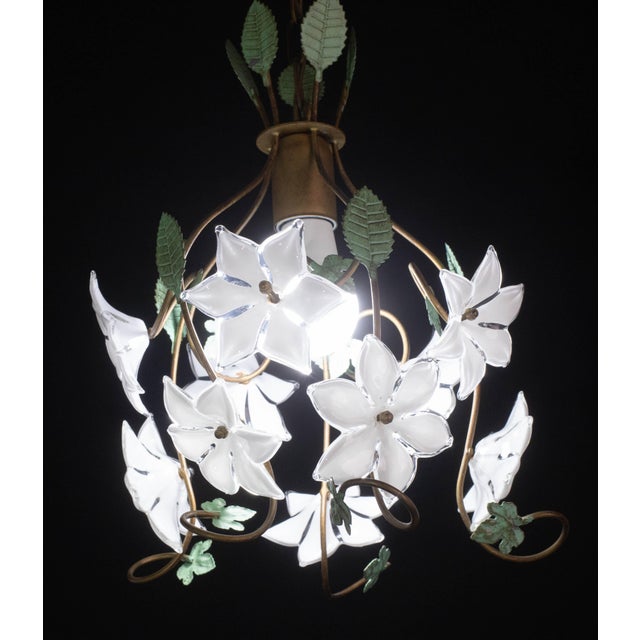 Vintage Murano glass chandelier with white flowers. The chandelier has 1 light points with E27 connection, possible to...