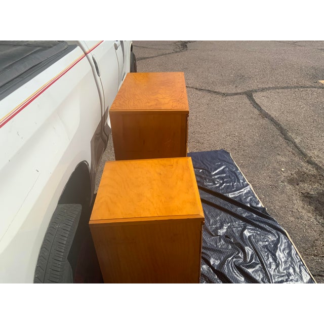 1950s Mid-Century Modern Minimalist Blonde Ash 5-Drawer & Matching 4-Drawer Tall Nightstand Set - Built With Atlas Plywood Components in the Style of Mengel For Sale - Image 5 of 18