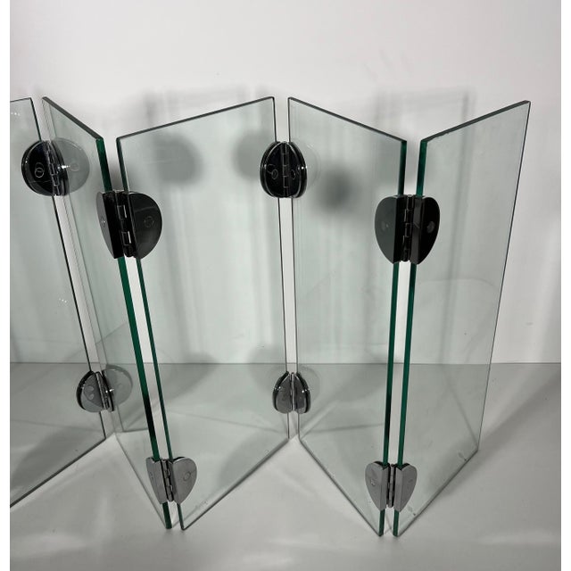 1970s Exceptional fireplace screen made of 6 glass panels and chrome hinges For Sale - Image 5 of 12