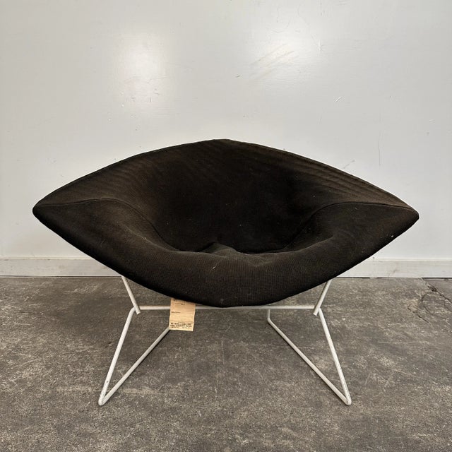 This diamond chair is extra large and wide in white finish. This chair is a bit more uncommon than the regular diamond...