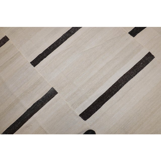 Late 20th Century White Brown Room Size Turkish Kilim - 10'7" x 13'2" For Sale In New York - Image 6 of 18