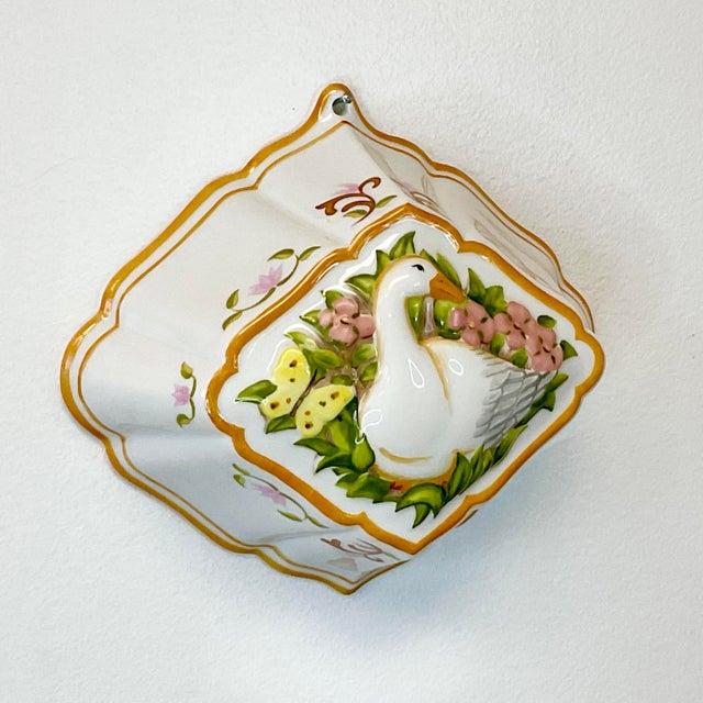 This is a Le Cordon Blue porcelain jello mold that has a hole to hang on your kitchen wall as a decor item. The white mold...