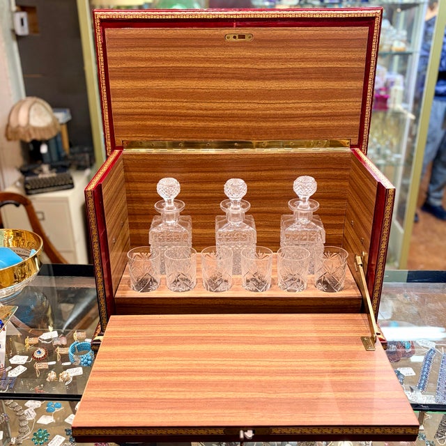Italian Mid 20th Century Bullock’s Wilshire Italian Florentine Tantalus Cocktail Chest With Crystal Decanters & Glasses - Set of 10 For Sale - Image 3 of 12