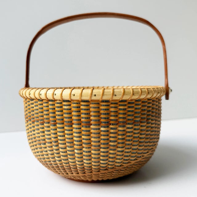 Vintage Signed Nantucket Lightship Basket – Handcrafted With Bone Handle & Geometric Pattern For Sale - Image 4 of 7