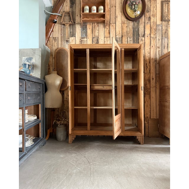 With its elegant silhouette and characteristic 1930s details, this large art deco wardrobe combines aesthetics and...