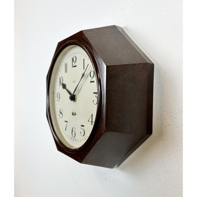 Industrial Bakelite Brown Wall Clock from Smith Electric, 1950s For Sale - Image 4 of 17