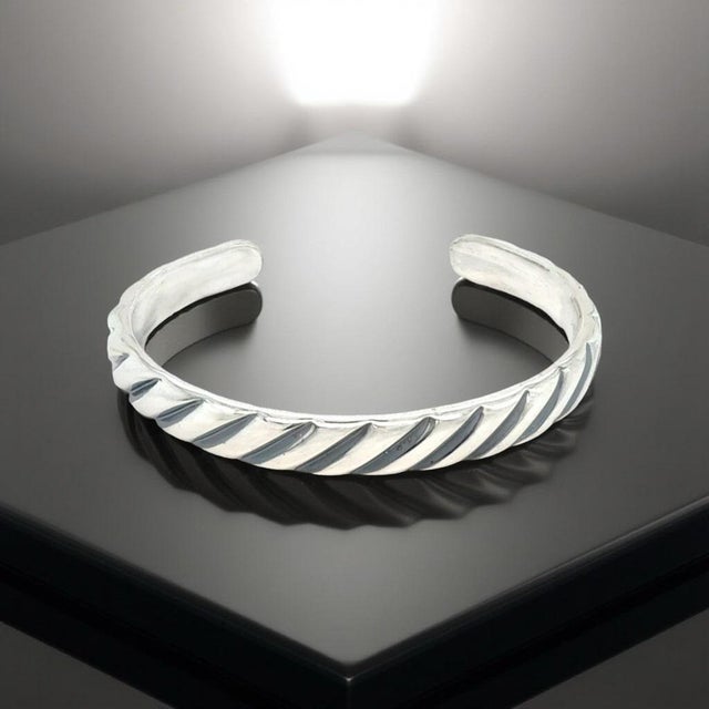 1990s 1990s David Yurman Chevron Cuff Bracelet Size M Sterling Silver Estate For Sale - Image 5 of 7
