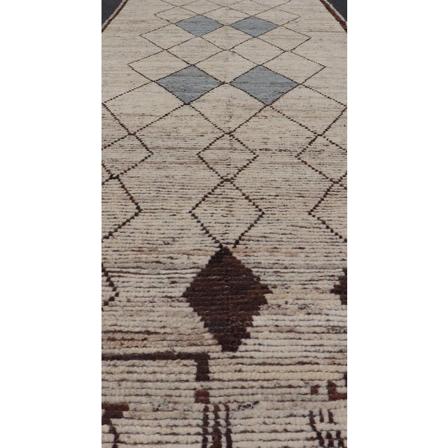 Modern Hand-Knotted Runner in Wool With Diamond Design in Neutral Tones 3'4 X 9'8 For Sale - Image 4 of 10