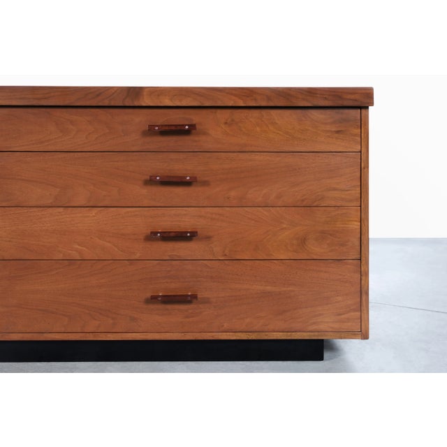 Glenn of California Mid-Century Walnut Tambour Door Credenza by Milo Baughman for Glenn of California For Sale - Image 4 of 12