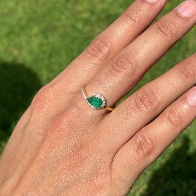 Art Deco 14k Gold Contemporary Pear-Shaped Emerald & Diamond Halo Bypass Ring Size 5.5 For Sale - Image 3 of 15