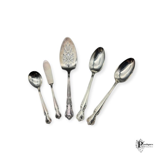 Late 20th Century Vintage Rogers Bros International Silver 1881 Arbor Rose Pattern Traditional Style Silverplate Flatware - Set of 46 For Sale - Image 5 of 7