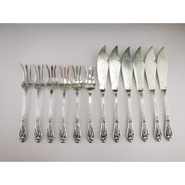 Art Nouveau Iris Pattern Fish Cutlery in Silver from Henin & Cie, 1900s, Set of 12 For Sale - Image 3 of 18
