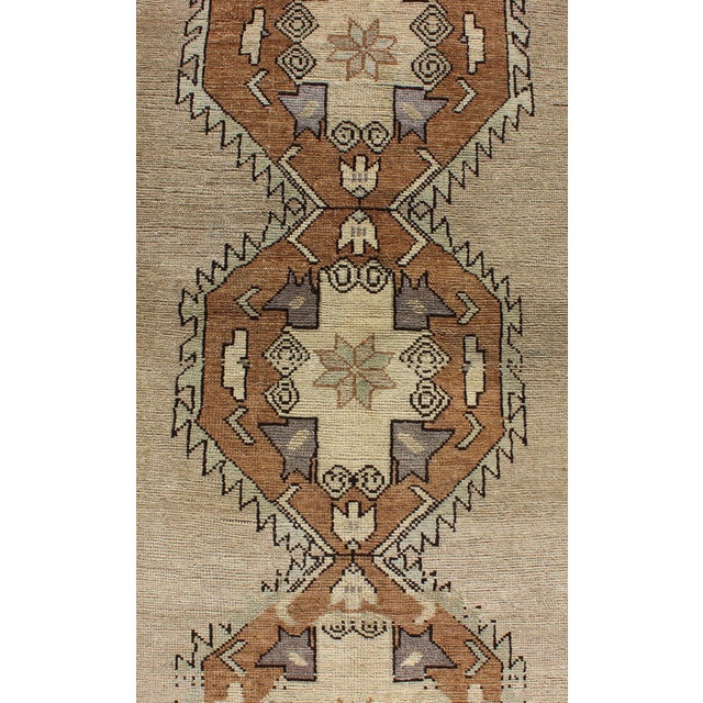 Vintage Turkish Oushak Rug With Soft Beige Field and Warm Brown Medallions For Sale In Atlanta - Image 6 of 7