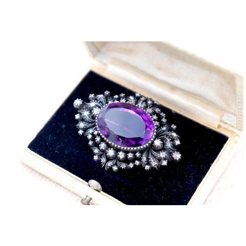 Metal Gold Brooch with Diamonds For Sale - Image 7 of 9