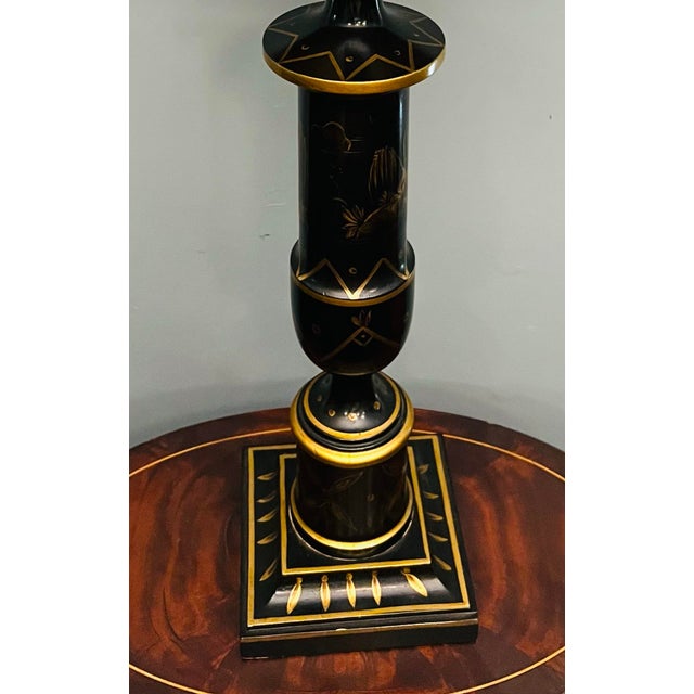 1950s Vintage Black Lacquer Chinoiserie Table Lamp With Hand-Painted Gilt Decoration & Shade For Sale - Image 5 of 10