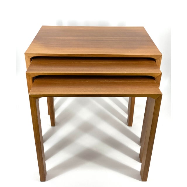 Wilhelm Renz Mid-Century Nesting Tables in Walnut & Teak by Rex Raab for Wilhelm Renz, Germany, 1950s, Set of 3 For Sale - Image 4 of 16