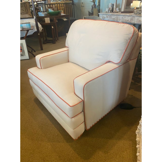 Motioncraft by Sherrill Furniture's power reclining lounge chair features a loose box seat cushion, box edge semi-attached...