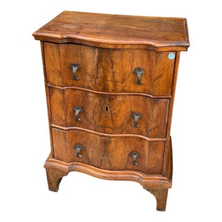 Venetian Chest of Drawers in Walnut and Walnut Burl For Sale