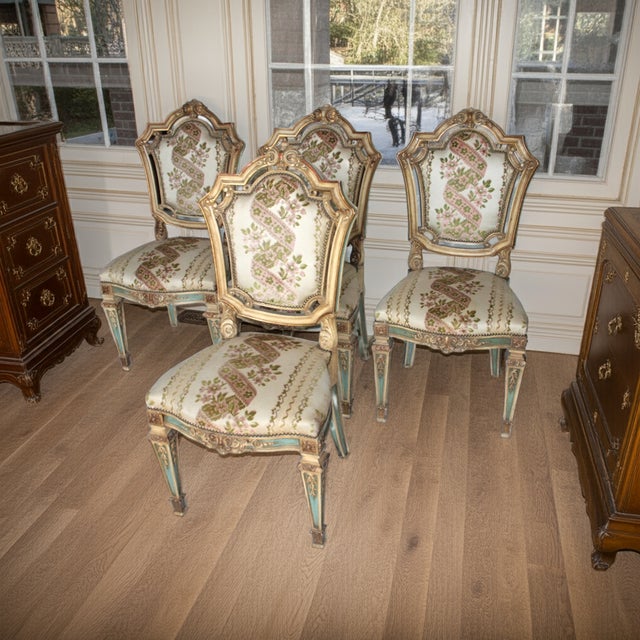 Set of 4 Napoleon III chairs, Italy This elegant set of seats represents a refined example of the Napoleon III style, a...