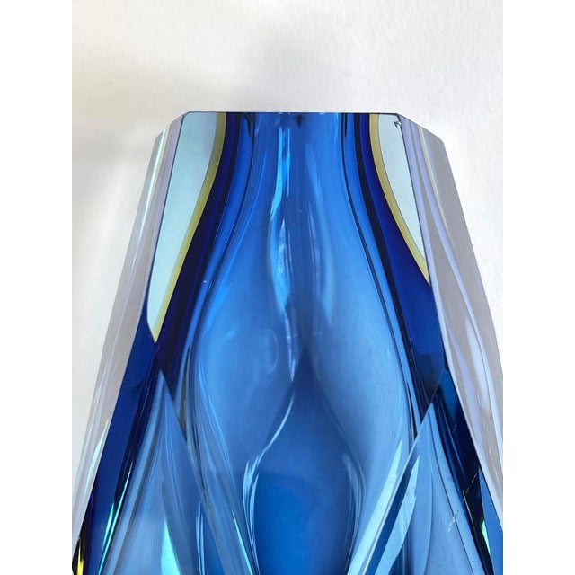 Large Mid-Century Modern Blue, Yellow and Clear Faceted Honeycomb Sommerso Murano Glass Vase attributed to Alessandro Mandruzzato, 1970s For Sale - Image 10 of 17