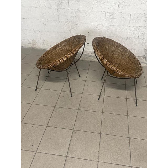 Pair of 1950s armchairs of Italian production and in excellent condition. Structure in iron rod and round session in wicker.