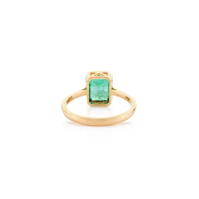 Metal Classical Roman Style Natural Emerald Solitaire Ring in 14k Gold Size 5 For Sale - Image 7 of 12