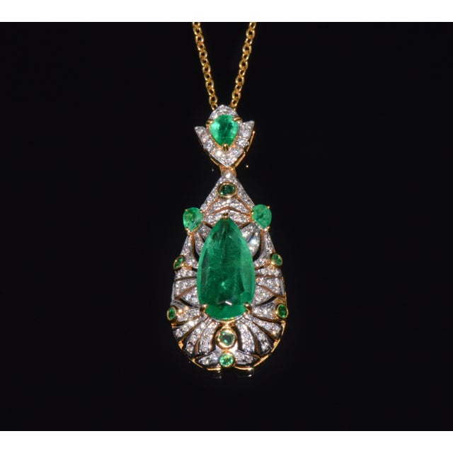 Art Deco Late 20th Century Gia Natural 4.10Cts Emerald Diamond Solid 18k Gold Pendant Necklace For Sale - Image 3 of 15