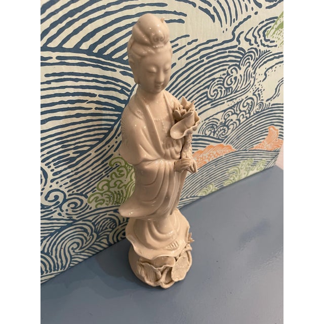 Chinoiserie Vintage W. M. Hong Kong Chinese Blanc De Chine Kuan Yin Figurine For Sale - Image 3 of 9