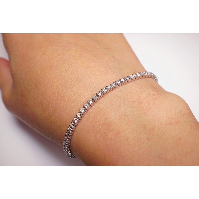 Contemporary 2.50 Carat Diamond Tennis Bracelet in 18K White Gold For Sale - Image 3 of 4