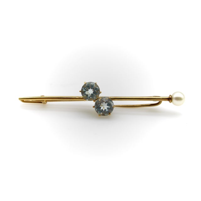 This stunning 14k gold Tiffany & Co. scarf pin features two beautiful aquamarines prong set in the middle of the pin,...