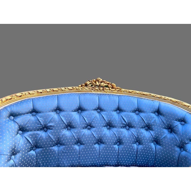 1950s French Louis XVI Blue Damask Gold Beech Settee For Sale - Image 4 of 12