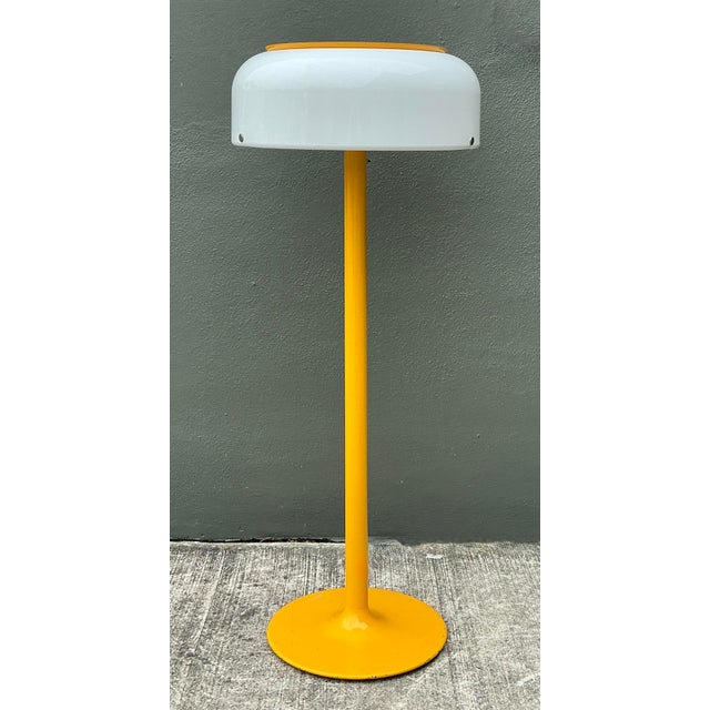 The "Knubbling" floor lamp, designed by Anders Pehrson for Ateljé Lyktan, is a cornerstone of Swedish Modern history. This...