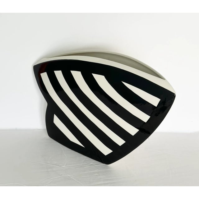 Postmodern 1990s John Bergen Studio Postmodern Black and White Ceramic Amorphous Vase For Sale - Image 3 of 9