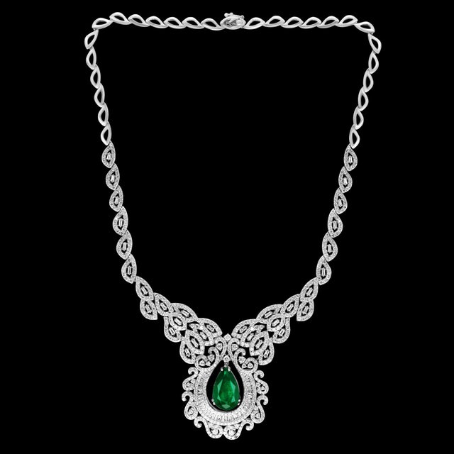 11 Ct Pear Shape Zambian Natural Emerald & 17 Ct Diamond Necklace 18 Karat Gold For Sale - Image 18 of 18