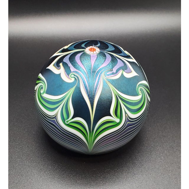 1970s Orient & Flume Signed Flower Shield Art Glass Paperweight 1979 Iridescent Blue For Sale - Image 5 of 18