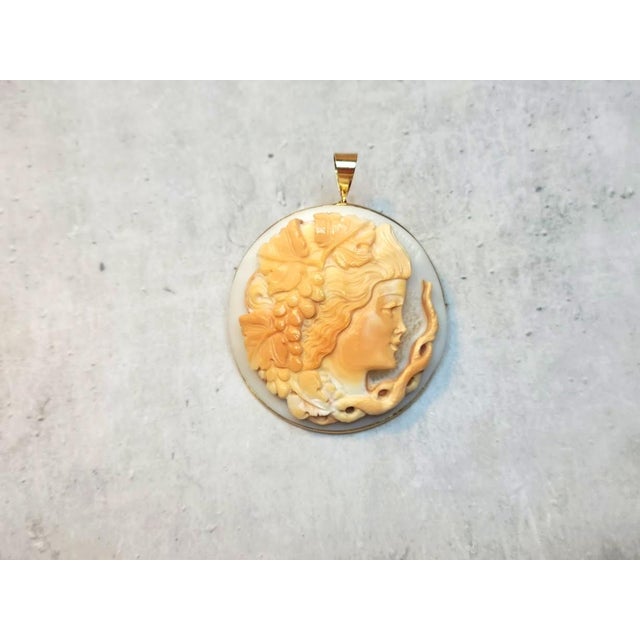 This shell cameo brooch pendant depicts Bacchus and dates back to the second half of the 20th century. It was masterfully...