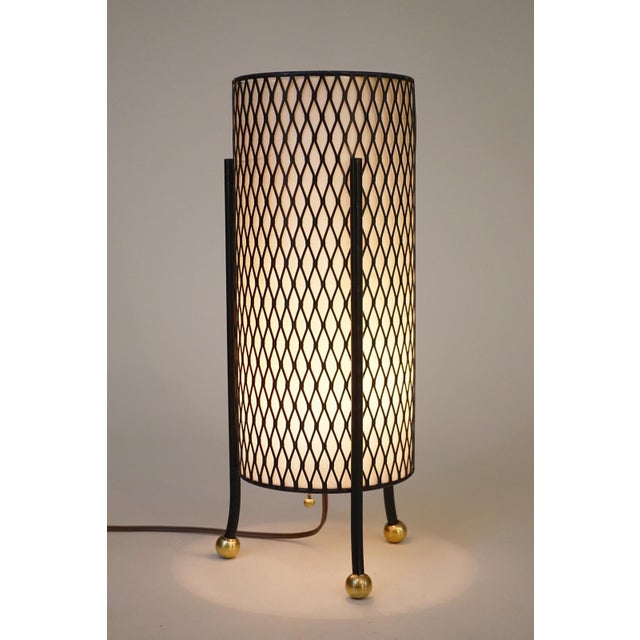 Mid-Century Modern 1950s Atomic Modern 3-Leg Expanded Metal Fiberglass CylinderTable Lamp - Isamu Noguchi No. 9 For Sale - Image 3 of 10