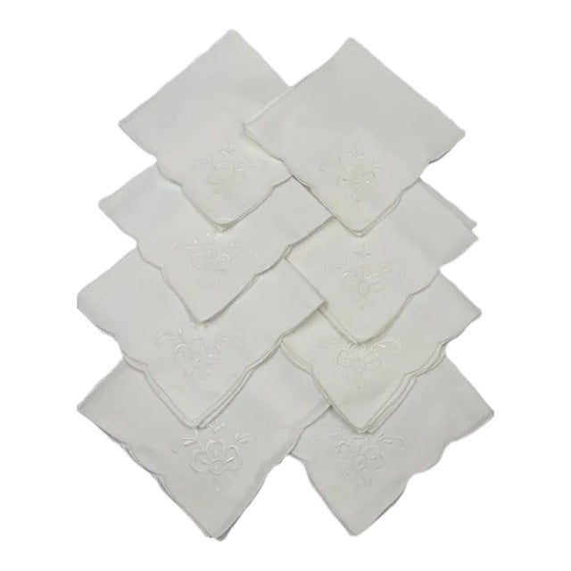 Vintage Scalloped Edge White Dinner Napkins - Set of 8 For Sale