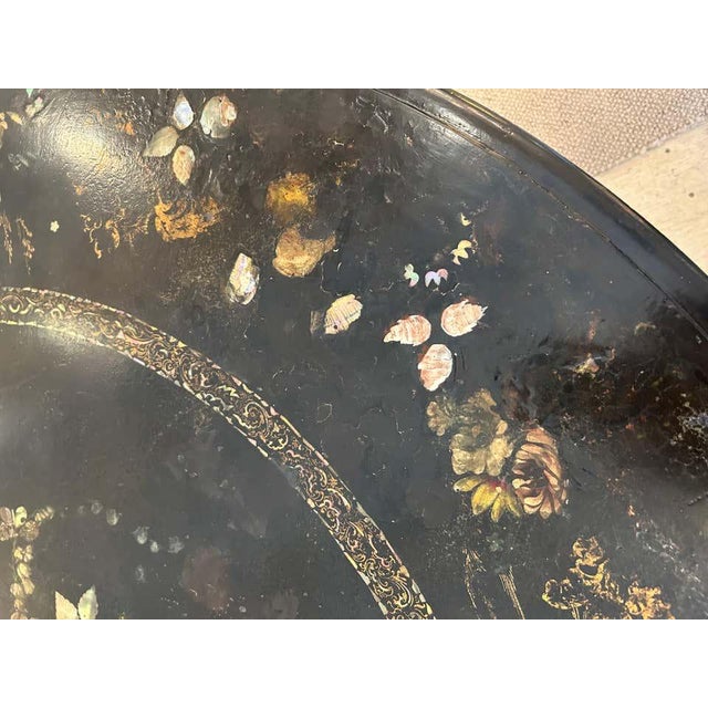 19th Century English Regency Black Lacquer and Inlaid Round Dining Table For Sale In Philadelphia - Image 6 of 6
