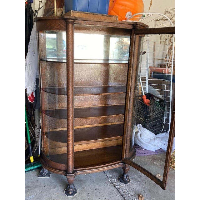 Late 18th Century Quartersawn Oak Curved Glass Curio Cabinet For Sale - Image 4 of 18