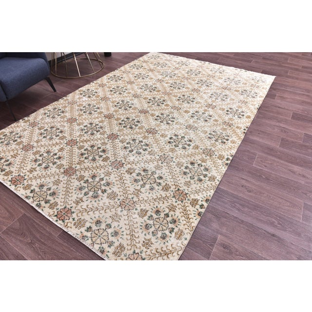 Vintage Turkish Rug in Wool, in Flawless conditions. Designed 1970 to 1979