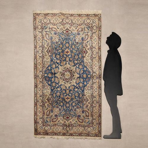 Extra-fine Main rug, in cotton, wool and silk, extra-fine knot, hand-made. This piece is attributed to the mentioned...