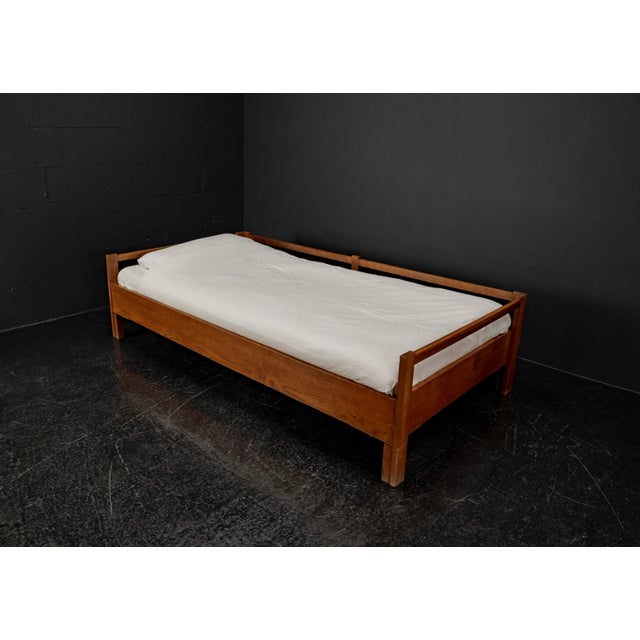 This rare daybed with soul, crafted in Bauhaus design, is made of oak. A double wooden frame encloses three sides of the...
