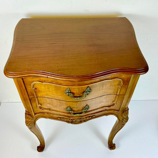 1970s Vintage French Provincial Hollywood Regency Walnut & Burl Wood Side Table or Night Stand For Sale - Image 6 of 17