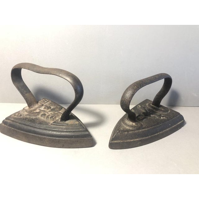 2 antique irons in very good condition, solid iron with drawings on both, ideal for decoration in any room, both modern,...