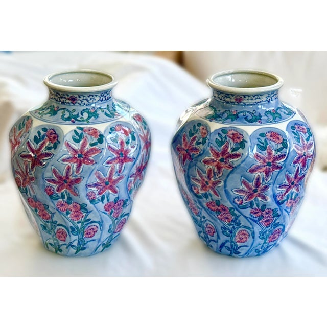 Hand Painted Pair of Chinese Vases For Sale In New York - Image 6 of 11
