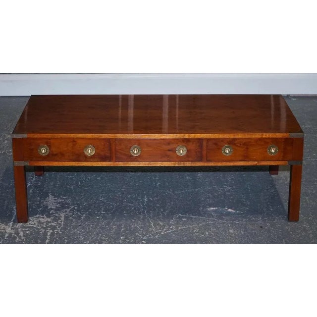 Military Campaign 3-Drawer Coffee Table in Burr Yew Wood, Elm and Brass, 1950s For Sale - Image 4 of 14