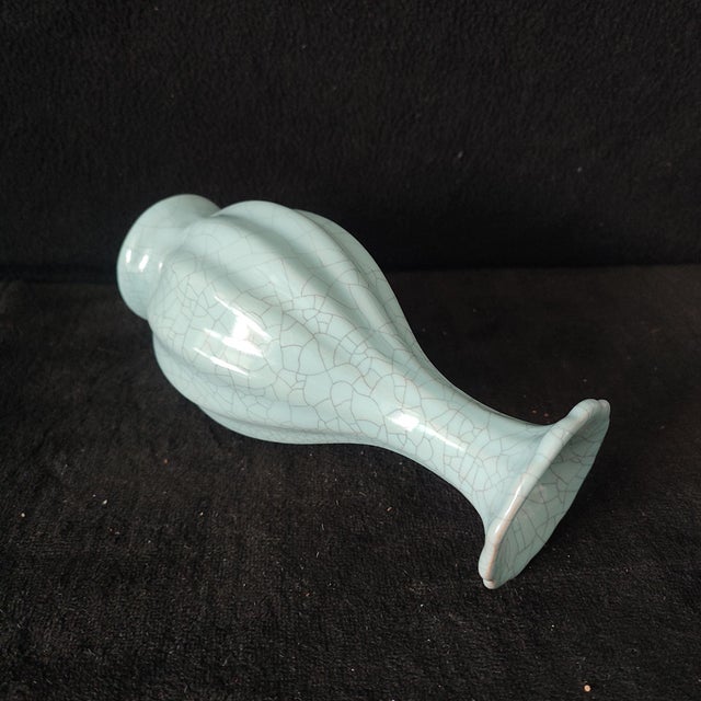 White Chinese Ceramic Vase,Guan Ware Crackle Glaze Celadon Porcelain Yuhuchun Vase For Sale - Image 8 of 10