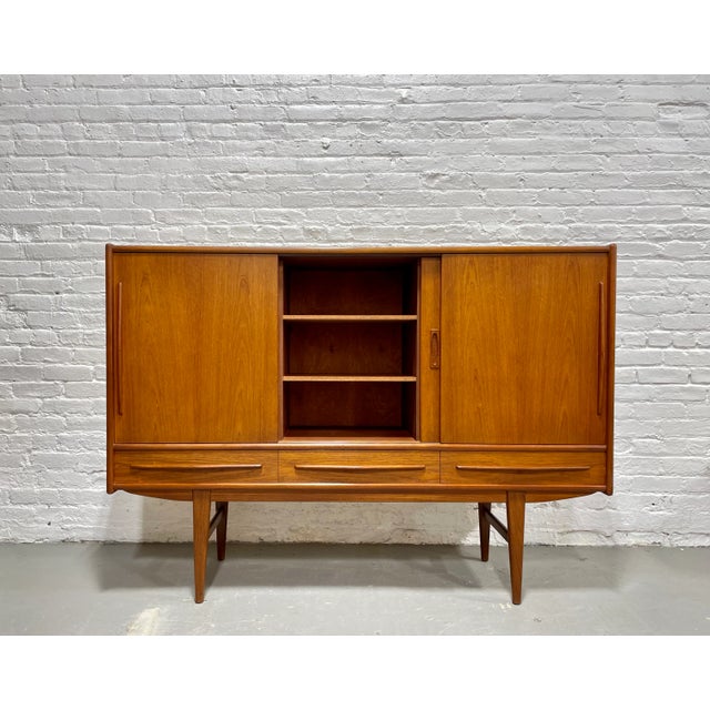 Danish Mid Century Modern Teak Credenza / Sideboard, C. 1960's For Sale In New York - Image 6 of 13