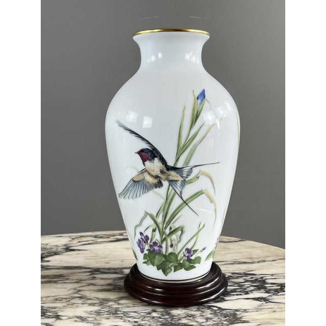 20th Century Porcelain The Meadowland Bird Vase from Franklin Porcelain, 1980s, Set of 2 For Sale - Image 8 of 10